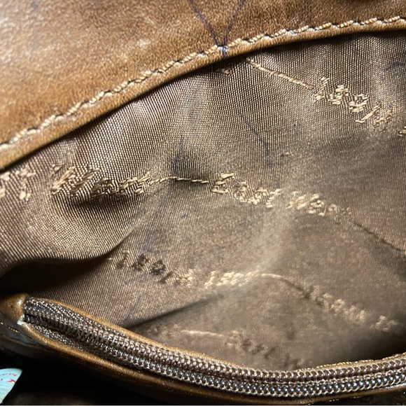 Women’s Brown Leather Purse with Tassles. Magnet shut buttons on top. - Picture 4 of 4